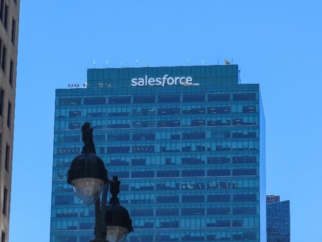 Salesforce building and street lights in Manhattan.